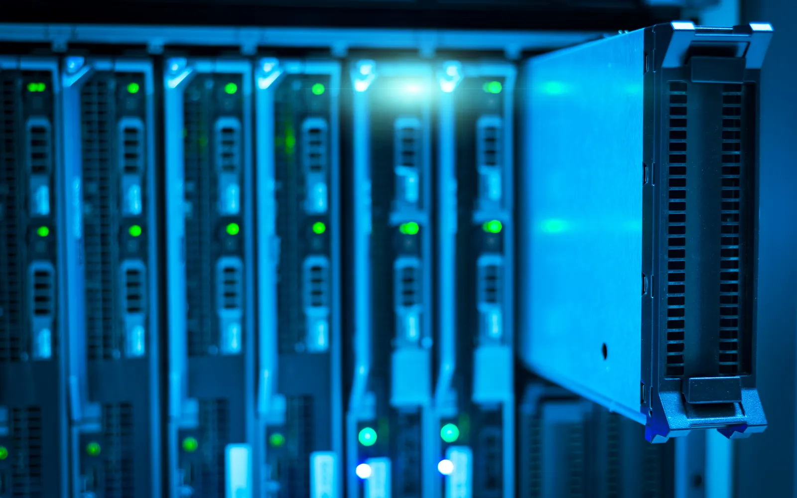 Illustration of a virtualization inventory of clusters, hosts and datastores